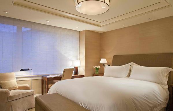 Phòng ngủ tinh tế với giường trắng