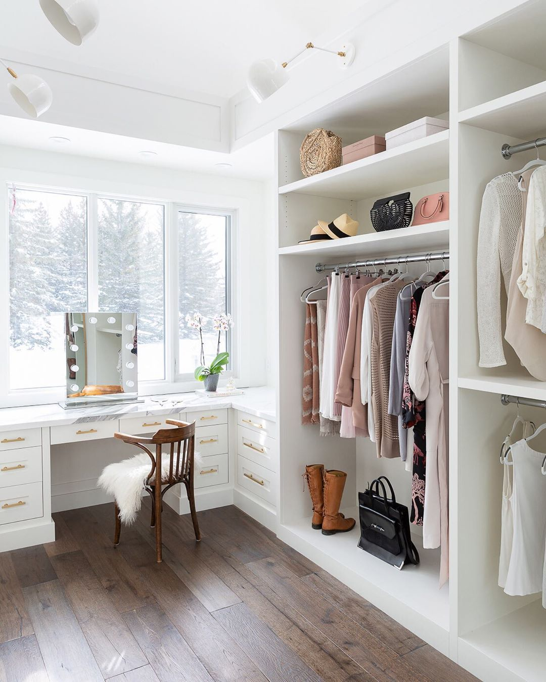 Tủ âm tường giúp người dùng thoải mái thể hiện phong cách